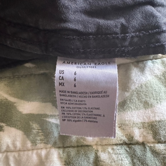 American Eagle 90’s Boyfriend Cargo Shorts - Picture 4 of 4